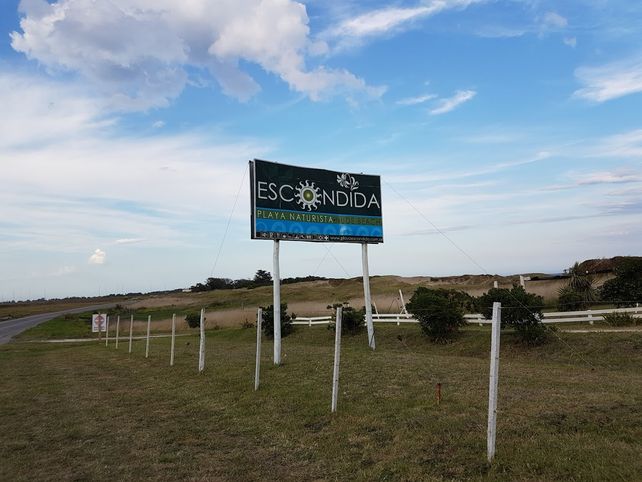 El acceso a La Escondida en Mar del Plata, rodeado de médanos que garantizan la privacidad de quienes visiten el balneario.