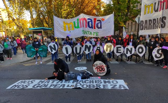 La agrupación Mumalá objetó la gestión de Omar Perotti y pidió al gobernador electo que reconozca las conquistas logradas por los movimientos de mujeres y disidencias.