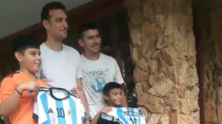 Lionel Scaloni no tuvo problemas en fotografiarse con los hinchas que llegaron hasta su casa en Pujato.