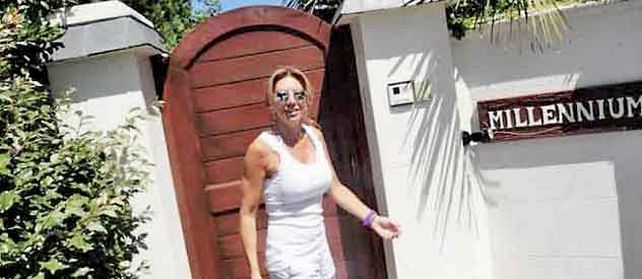Veraneo. Betina Bulgheroni frente a la residencia Millennium