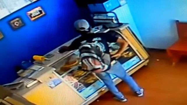 Hurtó un iPhone en una rotisería y quedo escrachado en la cámara de seguridad