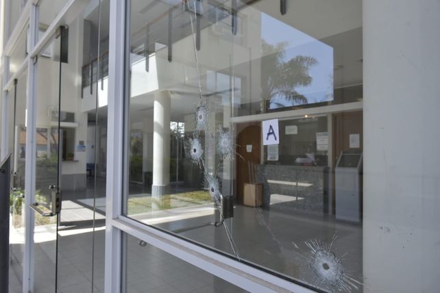 Los cinco disparos impactaron contra el frente de los Tribunales de San Lorenzo.
