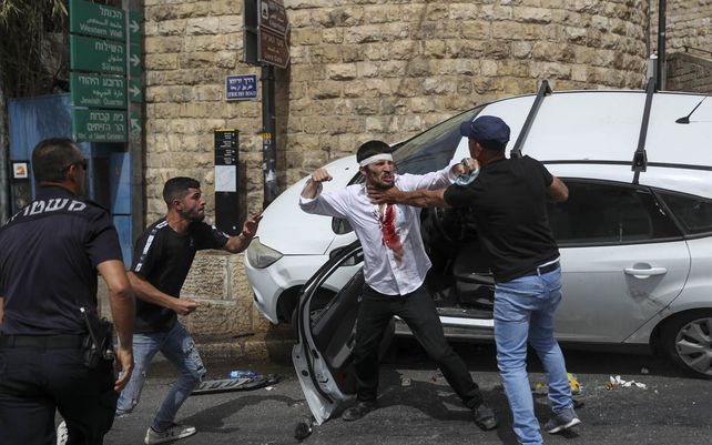 Un conductor judío se pelea con manifestantes palestinos después de que fuera atacado cerca de la Ciudad Vieja de Jerusalén.&nbsp;