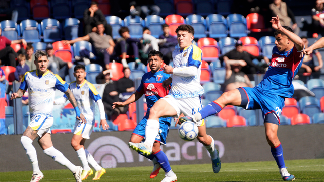 Central. Igancio Ovando cierra puertas ante un ataque de Tigre. El zaguero central canalla fue de lo mejor del equipo de Almirón para el triunfo en Victoria.