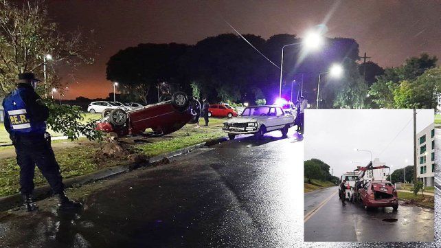 Tras derrapar y chocar contra un auto estacionado el VW Bora quedó con las ruedas hacia arriba sobre un cantero. Ocurrió al sur de Paraná