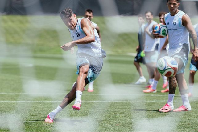 Nahuel Molina ensaya un remate en uno de los entrenamientos del plantel argentino pensando en Cabo Verde.
