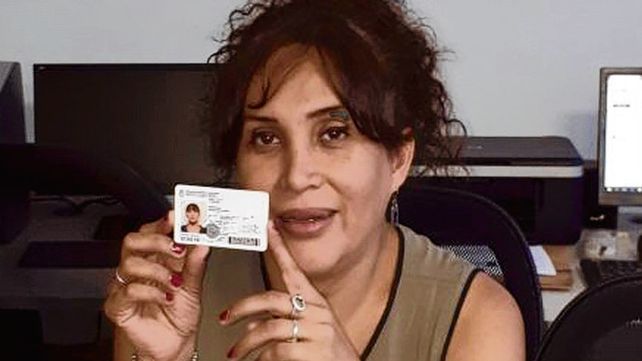 derechos. Nadir Cardozo muestra su nuevo documento de identidad.&nbsp;