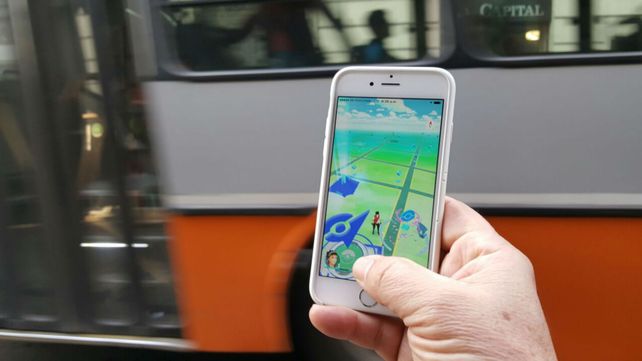 Hay personas que se mueven en auto en busca de estos bichitos virtuales y generan siniestros