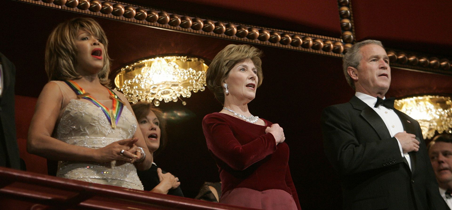 ARCHIVO - El presidente Bush y la primera dama Laura Bush, de pie con la cantante Tina Turner en la gala de premios del Centro Kennedy el 4 de diciembre de 2005 en Washington. Turner, la imparable cantante y artista, murió el miércoles después de una larga enfermedad en su casa en Küsnacht, cerca de Zúrich, Suiza, según su mánager. Tenía 83 años. (Foto AP/Evan Vucci, archivo) ARCHIVO - El presidente Bush y la primera dama Laura Bush, de pie con la cantante Tina Turner en la gala de premios del Centro Kennedy el 4 de diciembre de 2005 en Washington. Turner, la imparable cantante y artista, murió el miércoles después de una larga enfermedad en su casa en Küsnacht, cerca de Zúrich, Suiza, según su mánager. Tenía 83 años. (Foto AP/Evan Vucci, archivo)