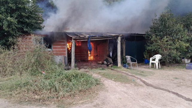 Incendio en una vivienda: una mujer y dos niños afectados