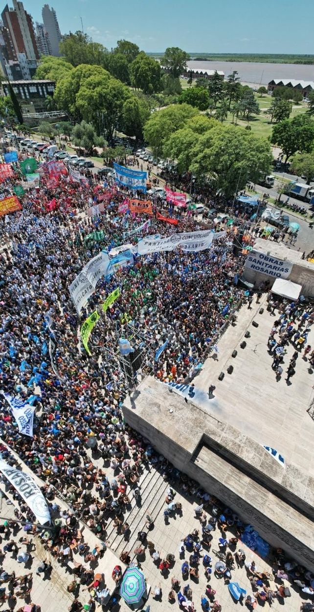 Siempre colectivo, nunca ómnibus: paro, ingenio y alegría popular en Rosario contra el plan motosierra