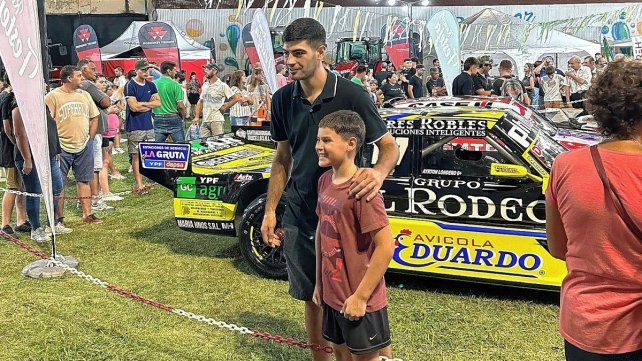 El joven piloto compartió un grato momento con su gente en la fiesta aniversario de Ramírez.