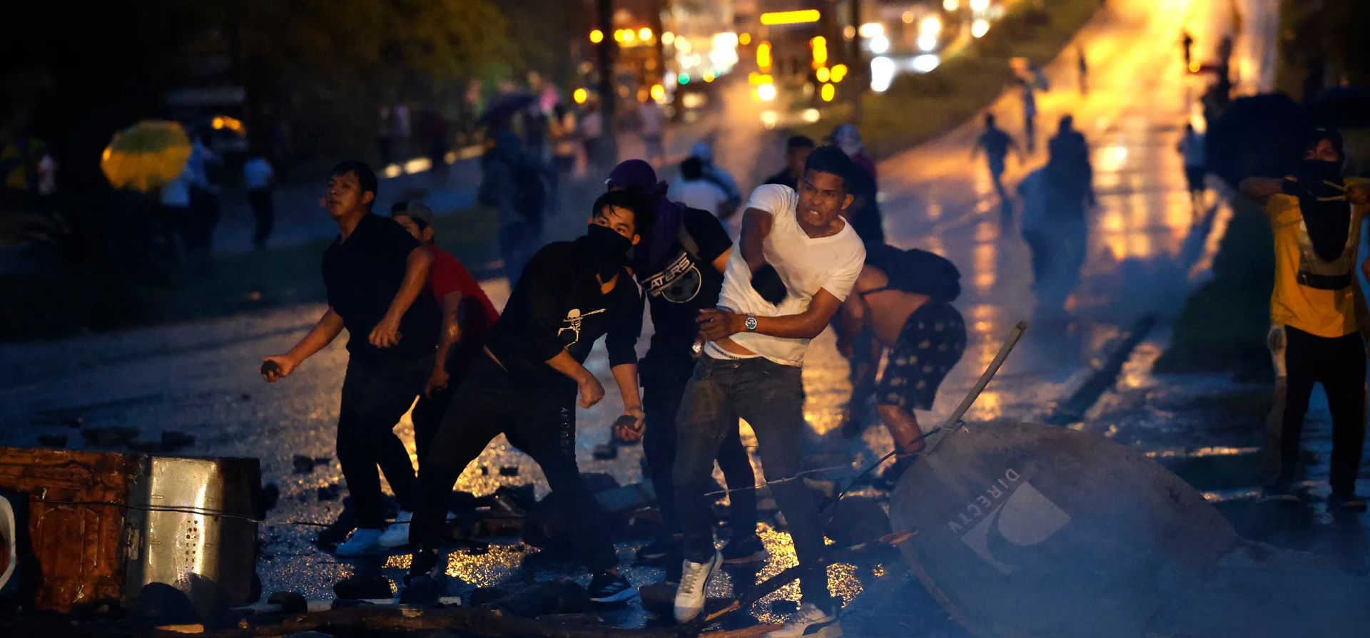 Manifestantes se enfrentan con la policía antidisturbios en una tercera semana de protestas contra las políticas del gobierno que incluyen la reforma de la seguridad social, Santiago de Veraguas, Panamá. Fotografía: Bienvenido Velasco/EPA Manifestantes se enfrentan con la policía antidisturbios en una tercera semana de protestas contra las políticas del gobierno que incluyen la reforma de la seguridad social, Santiago de Veraguas, Panamá. Fotografía: Bienvenido Velasco/EPA