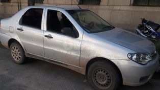 El auto en dónde fue baleada la mujer de 26 años.