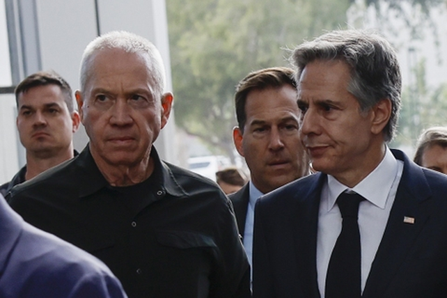 El ministro de Defensa de Israel, Yoav Gallant, recibe al secretario de Estado, Anthony Blinken. 