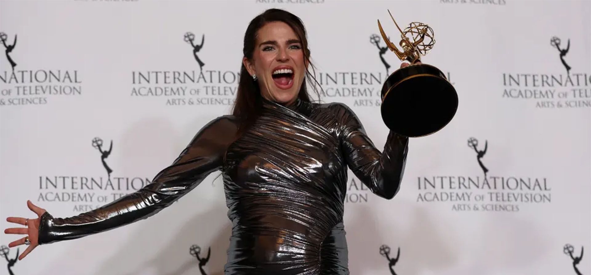 Karla Souza posa con el premio a la mejor interpretación de una actriz por La Caida, en la 51ª edición de los premios Emmy internacionales en Nueva York, Nueva York, Estados Unidos. Fotografía: Mike Segar/Reuters Karla Souza posa con el premio a la mejor interpretación de una actriz por La Caida, en la 51ª edición de los premios Emmy internacionales en Nueva York, Nueva York, Estados Unidos. Fotografía: Mike Segar/Reuters