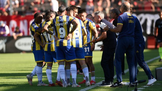 Ariel Holan les da indicaciones a sus jugadores en medio del clásico. Casi todos repiten.