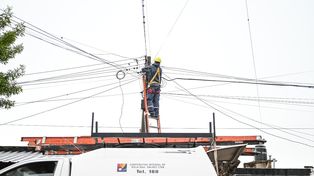 Más de 4.000 vecinos regularizaron sus conexiones de energía eléctrica en Villa Gobernador Gálvez