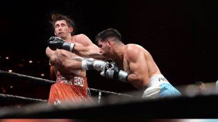 El derechazo de Brian Arregui impacta en el rostro de su rival.