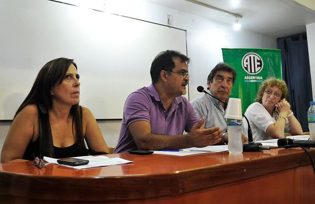 Llaneza (al micrófono) estuvo en Rosario.