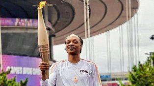 El cantante de rap Snoop Dogg transportó la antorcha olímpica por las calles de París.