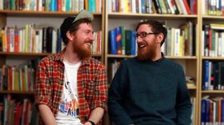 Los gemelos expertos en idiomas dan a conocer 10 trucos para aprender cualquier lengua