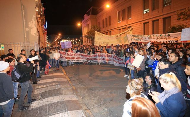 Alumnos de las escuelas nocturnas de Paraná marcharon para reclamar por sus derechos