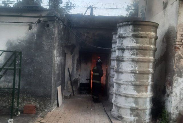 Incendio en una dependencia del Cementerio La Piedad. Intervinieron efectivos de Bomberos Zapadores