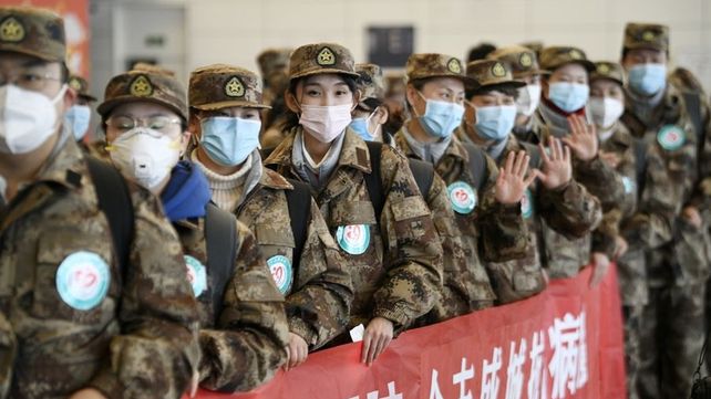 Guerra al coronavirus. M&eacute;dicos chinos se preparan para luchar contra el virus en la provincia de Hubei.