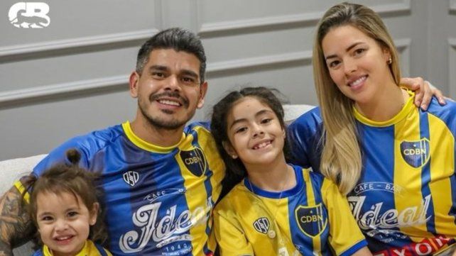 Gustavo Bou y su familia con la camiseta del Club Defensores de Barrio Nebel