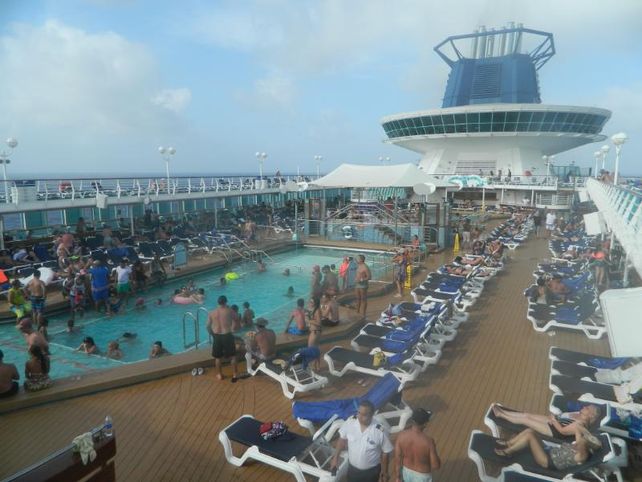 La pileta y el solarium