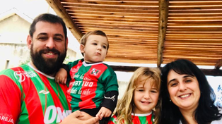 Nicolás Scarpeccio, presidente de Sportivo, posa con su familia con la casa rojiverde