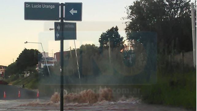 El pozo que se tragó una camioneta volvió a ser un peligro por importante pérdida de agua