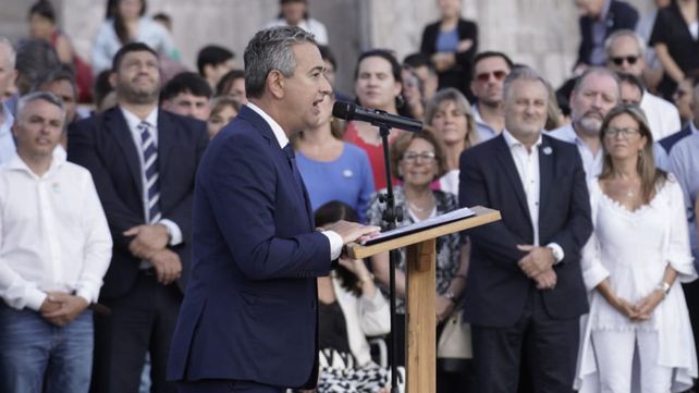 El intendente Pablo Javkin durante el acto por el 212º anivewrsario del izamiento por primera vez del pabellón nacional sobre las barrancas del río Paraná.