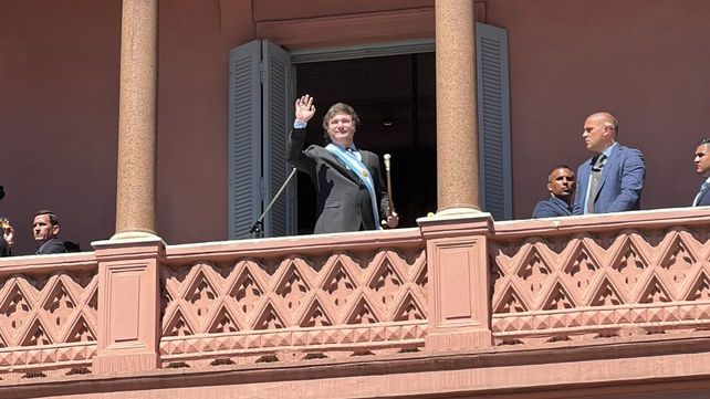 Javier Milei saluda desde el balcón de Casa Rosada