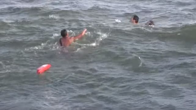 El rescate de un padre y su hijo que casi se ahogan en José Ignacio