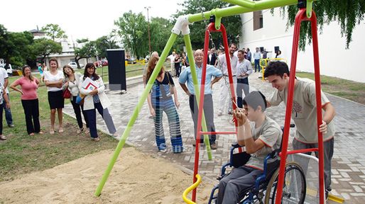 Inauguraron una plazoleta adaptada para personas con discapacidad