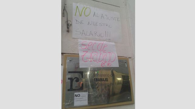 Empleados de la Secretaría de Trabajo protestan por recorte de adicionales