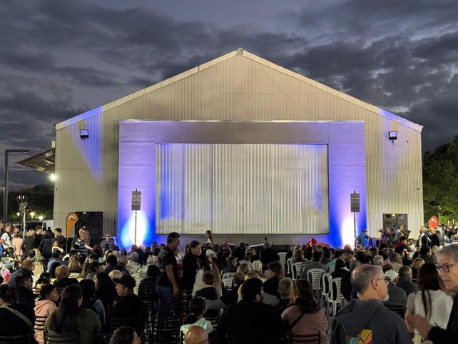 Inauguraron en Firmat el nuevo escenario del Galpón del Pueblo para espectáculos en el interior y el exterior