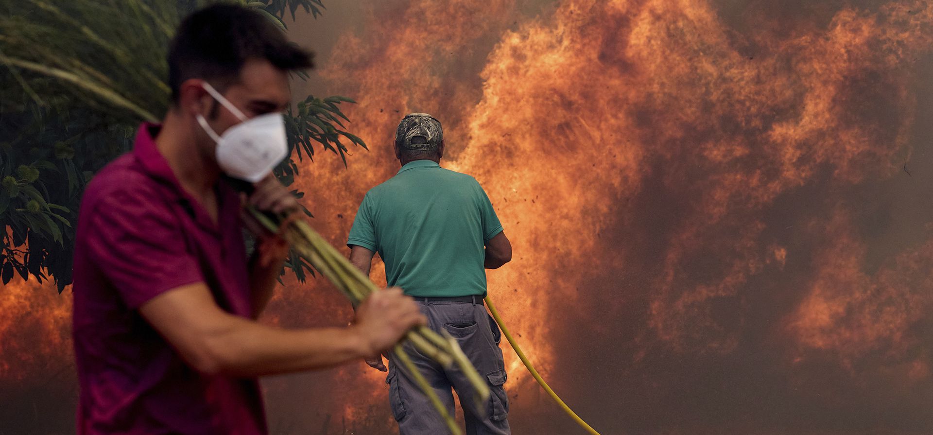 Residentes luchan contra las llamas en la localidad de Rebordondo, cerca de Ourense, en el noroeste de España, el 18 de agosto de 2025. (AP Foto/Pablo Garcia) Residentes luchan contra las llamas en la localidad de Rebordondo, cerca de Ourense, en el noroeste de España, el 18 de agosto de 2025. (AP Foto/Pablo Garcia)