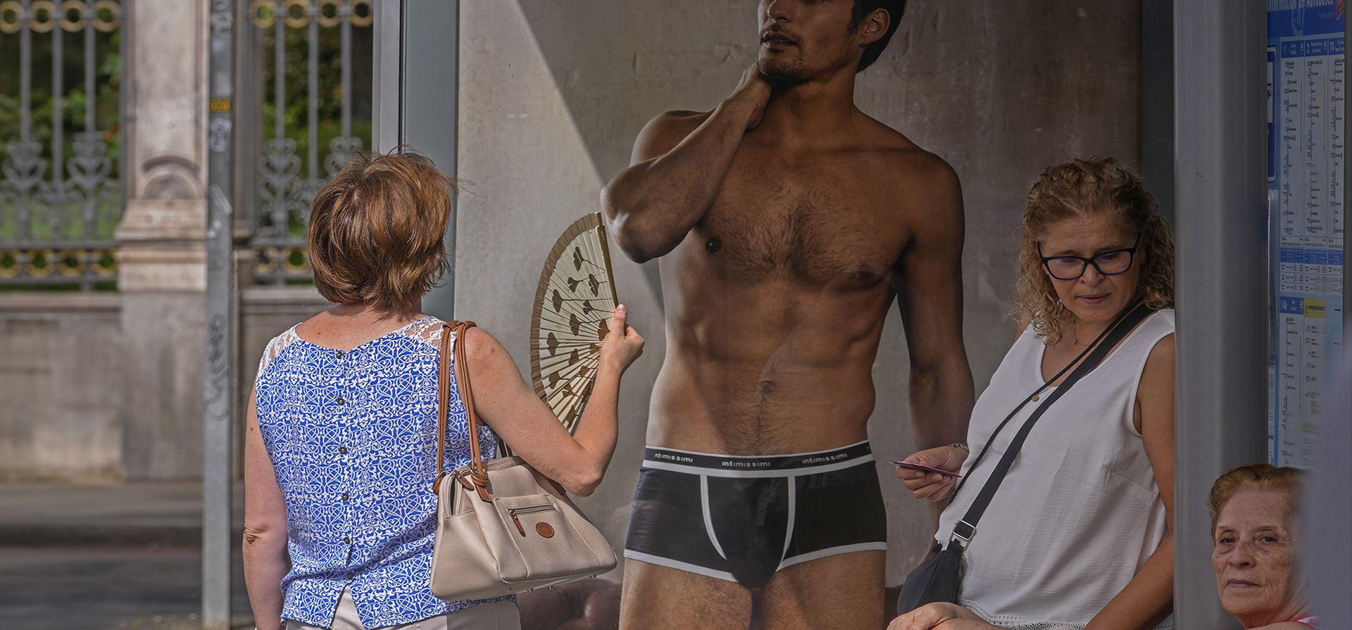 Una mujer se abanica en una parada de autobús en Madrid, España, el miércoles 9 de agosto de 2023. El país ibérico está experimentando varios días de calor extremo de verano y la agencia meteorológica nacional AEMET dice que las temperaturas seguirán subiendo al menos hasta el viernes, en algunas áreas de la región sur de Andalucía alcanzando los 44 C. (Foto AP/Paul White) Una mujer se abanica en una parada de autobús en Madrid, España, el miércoles 9 de agosto de 2023. El país ibérico está experimentando varios días de calor extremo de verano y la agencia meteorológica nacional AEMET dice que las temperaturas seguirán subiendo al menos hasta el viernes, en algunas áreas de la región sur de Andalucía alcanzando los 44 C. (Foto AP/Paul White)