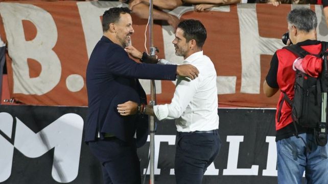 Cristian Fabbiani y Fernando Gago en el duelo entre Newells y Boca. Los técnicos tuvieron declaraciones cruzadas con duras críticas.