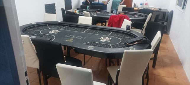 Las mesas tenían lugar para más de una decena de clientes.