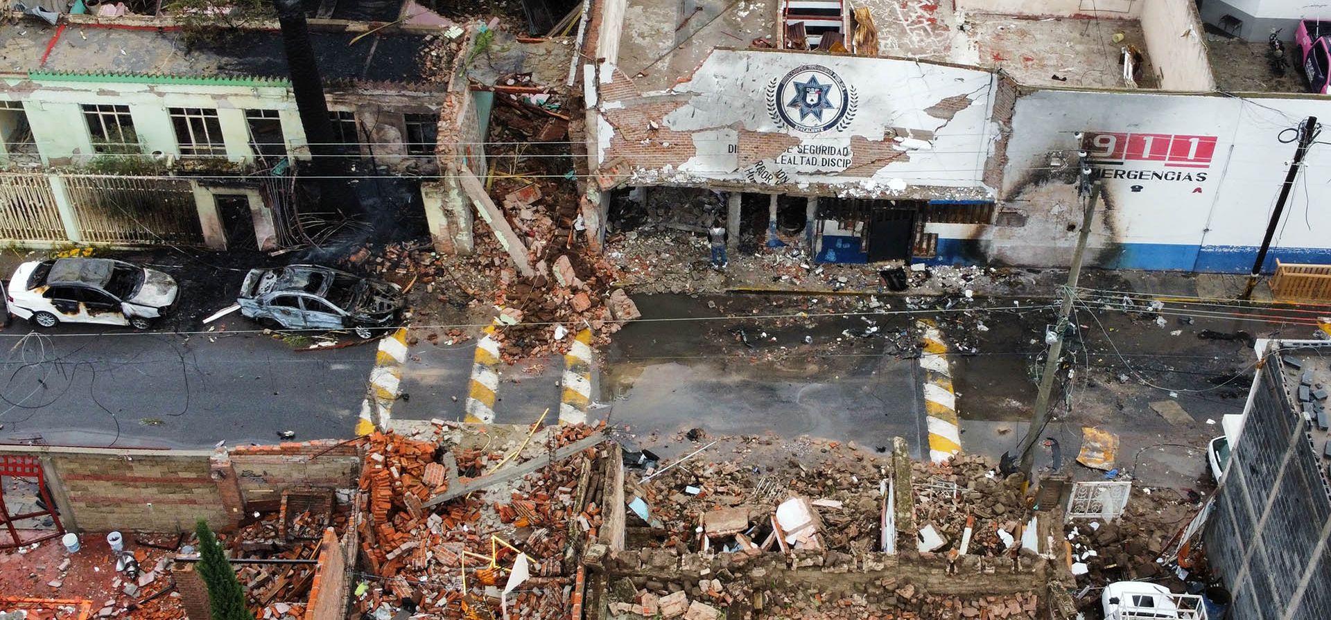 Una comisaría municipal, en la imagen superior, y otros edificios resultan dañados tras la explosión de un coche bomba la noche anterior en Ojocaliente, en el estado de Zacatecas, México, el lunes 31 de agosto de 2026. (AP Foto/Eduardo Pesci)