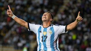 Panchito González celebra al cielo su gol, el tercero de Argentina ante Uruguay.