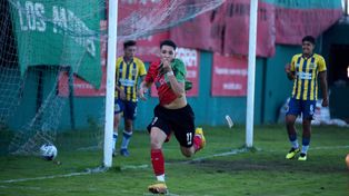 Gol de Aguirre. Neyen OGorman definió con clase ante Lus y sale a festejar con la hinchada del rojiverde.&nbsp;