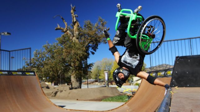 Aaron Wheelz Fotheringham sorprende al mundo con sus acrobacias en silla de ruedas.