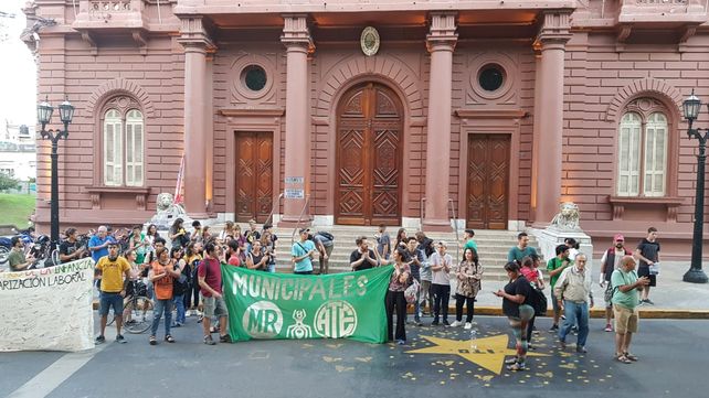 Los contratados levantaron el acampe que mantenían en la Municipalidad