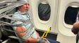 Escándalo en pleno vuelo: un pasajero borracho atacó a la tripulación y lo ataron con cinta y precintos