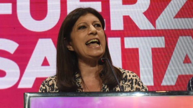 La diputada provincial Clara García señaló que el gobierno de Perotti se endeuda para hacer plazos fijos.